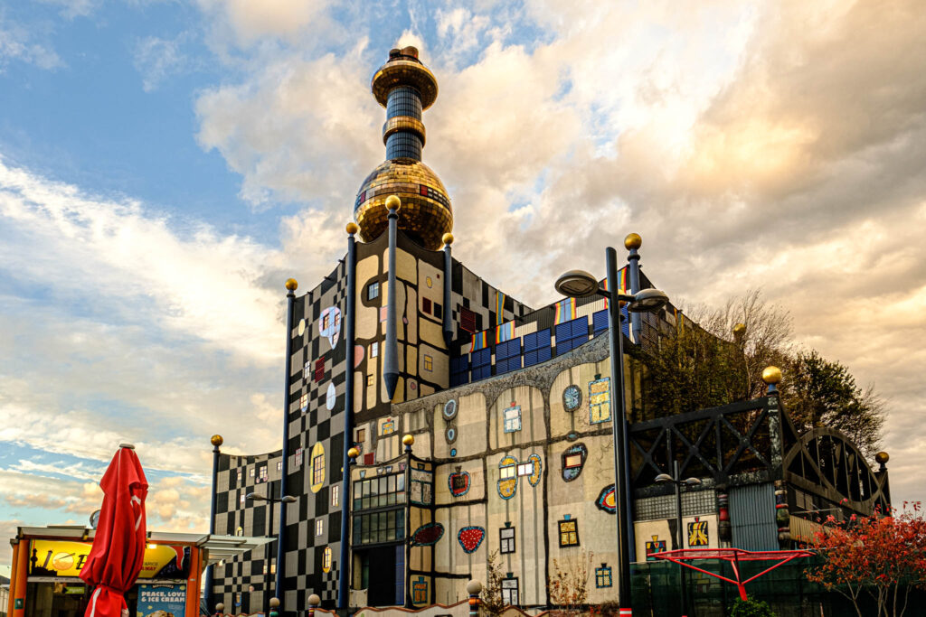 Hundertwasser-Fassade des Fernwärmewerks Spittelau in Wien im Abendlicht
