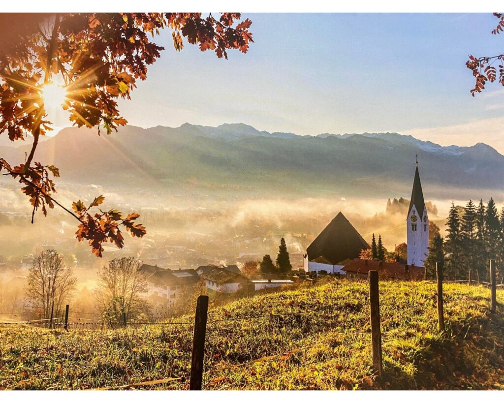 Herbstmorgen über einem Allgäuer Dorf mit Kirche