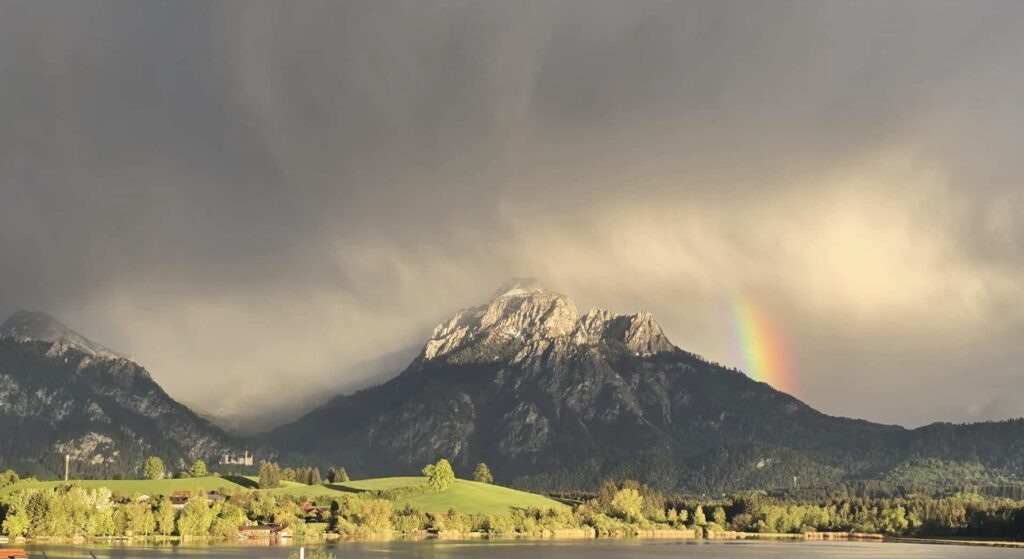 Regenbogen über den Allgäuer Alpen am See
