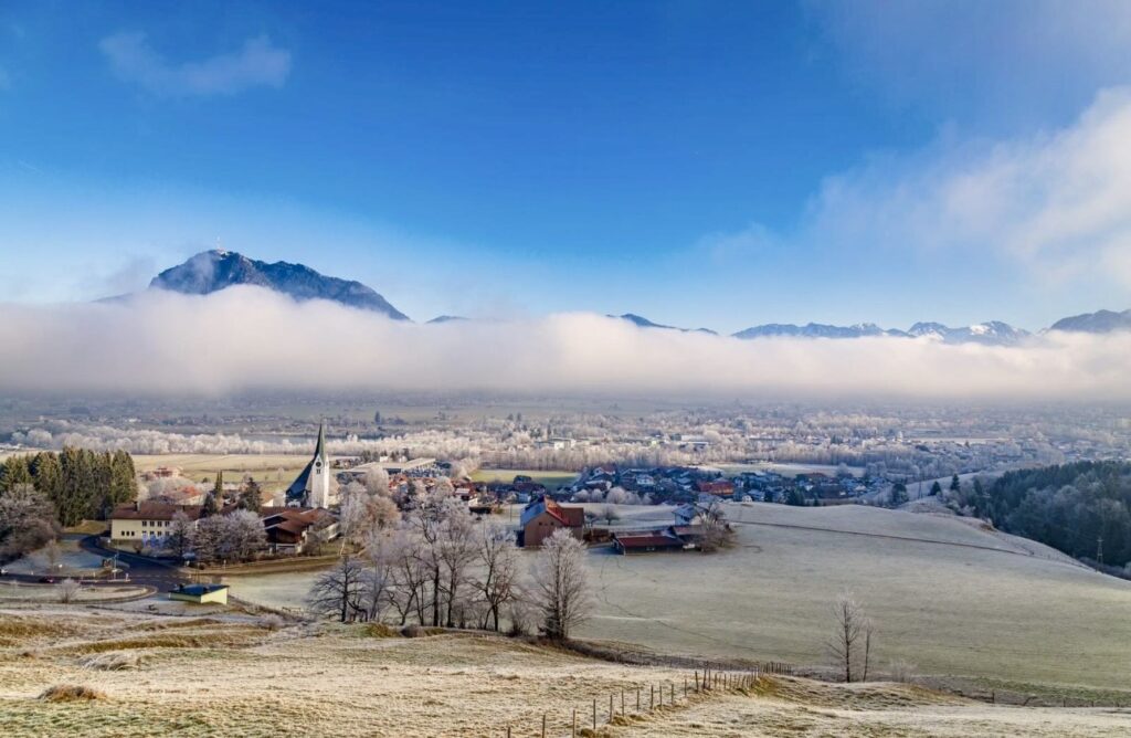 Winterpanorama mit Nebeldecke im Allgäu