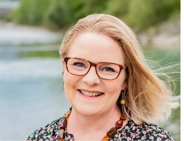 Susanne Beckers, Referentin und Frühpädagogin, am Wasser