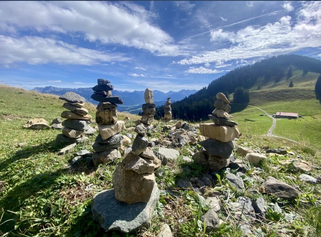 Steinmännchen auf einer Alpwiese hoch über dem Oberallgäu
