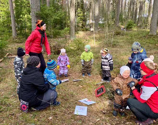 Kinder spielen im Wald