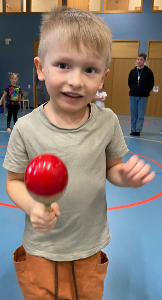 Kind spielt in der Turnhalle