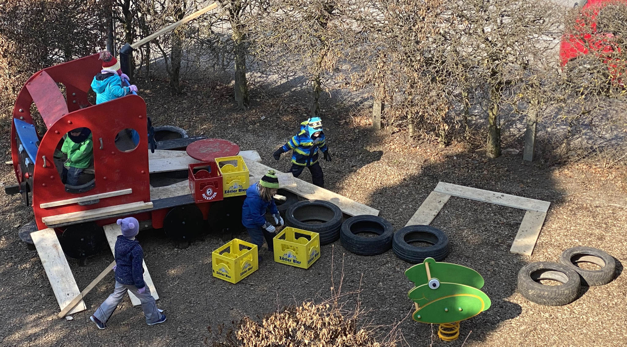 Kinder spielen auf einem Spielplatz