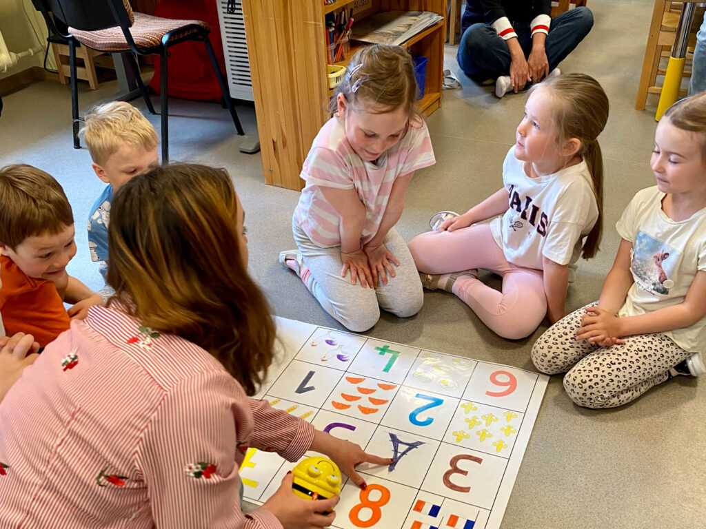 Kinder spielen